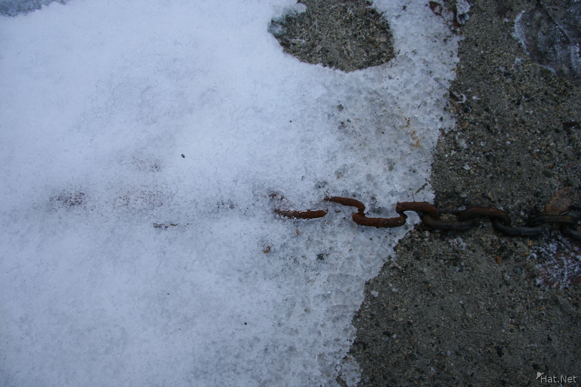 chain and snow